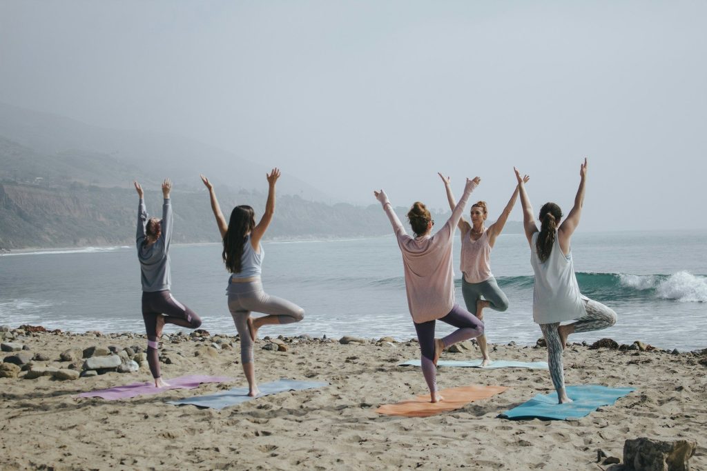 yoga na praia portugal yoga surf portugal, retiro yoga costa norte, sessões yoga perto do porto